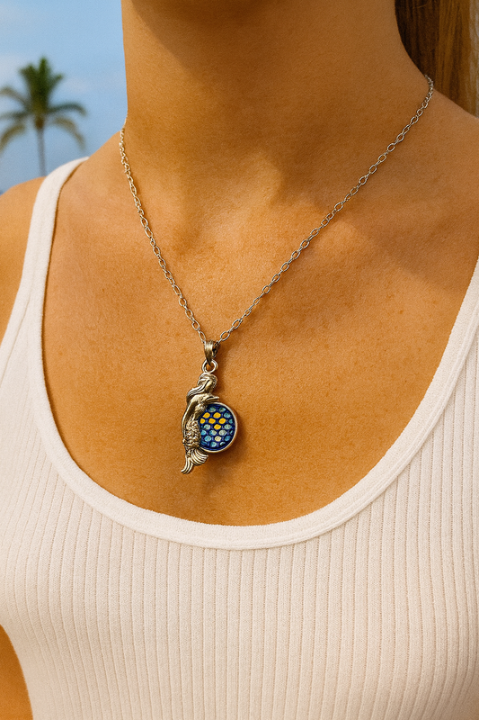 🌊💙 “Channel your inner mermaid 🧜‍♀️✨ This shimmering scales pendant is the perfect touch of ocean magic to complete your look!” 🐚🌴